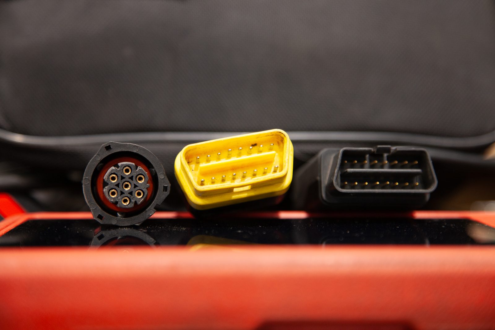 Drei Diagnosestecker auf dem Diagnosetester